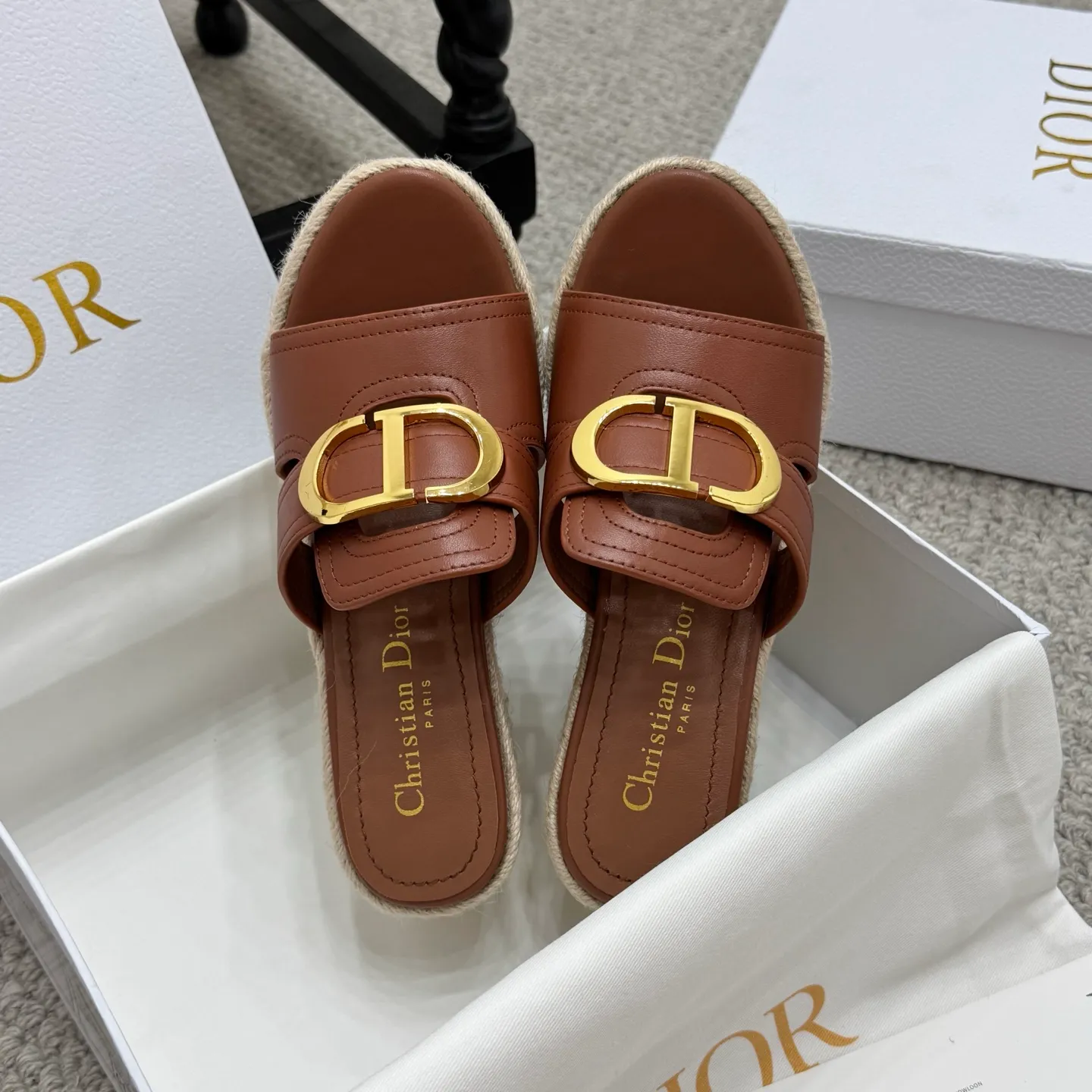 👟👟Ex-factory price 520👟👟 Increased height version✅🇨🇳 🇨🇳Dior 25ss summer high version new sandals. Simple and super versatile. Perfect and luxurious on the feet, can be matched with any spring and summer clothes. The foot feels even more comfortable! The material is a perfect replica of the original. Original disassembly and molding. ✅❶Material: original customized cowhide ✅❷Inner: original customized sheepskin ✅❸Foot: original customized sheepskin ✅❹Outsole: original woven wedge outsole ✅❺Heel height: 9.5cm ✅❻Packaging: original full set of packaging ✅❼Number: 35-41